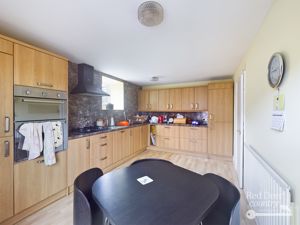Kitchen/Breakfast Room- click for photo gallery
